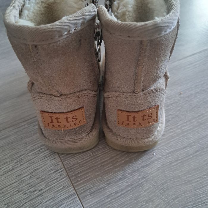 Уги для дівчинки