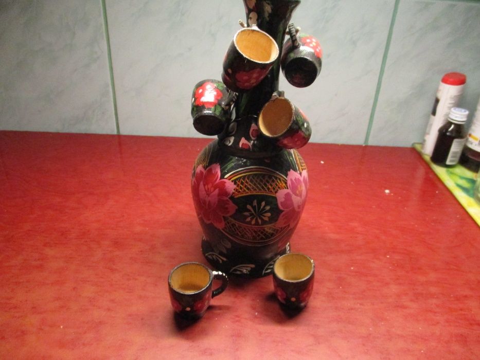 karafka z kieliszkami z drewna wazon szklany