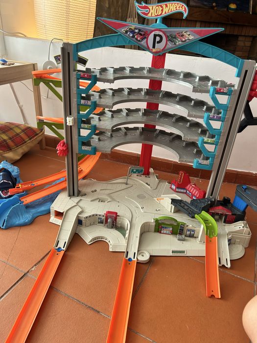 Mega Garagem Hot Wheels