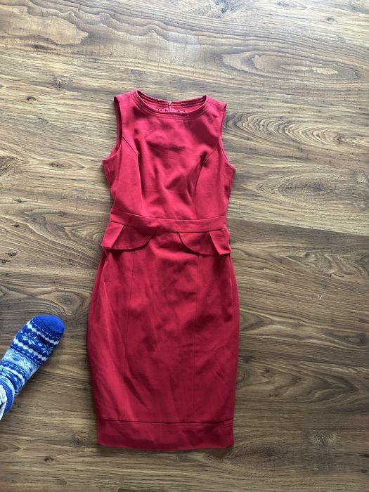 Czerwona sukienka 36 z falbanką papaya