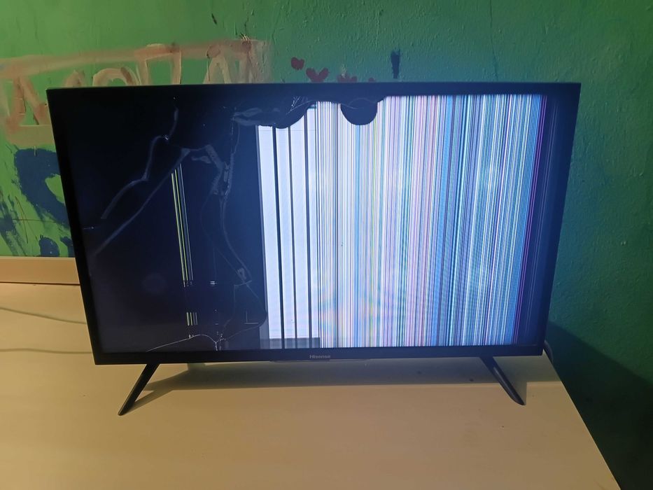 Телевизор 32" Hisense 32B6700HA Smart TV на запчасти / под восстановление (разбит экран)