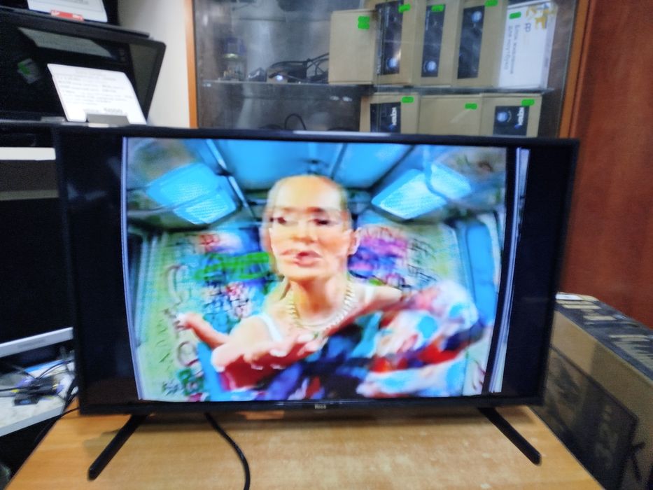 Б.в.телевізор 32" з коробкою