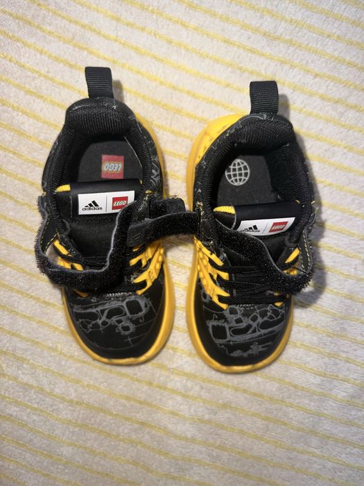 Ténis Adidas Edição LEGO (Tam. 22)