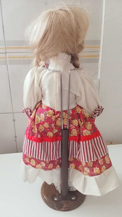 Boneca antiga em porcelana