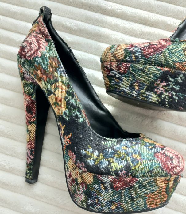 Szpilki w kwiaty Aldo 38