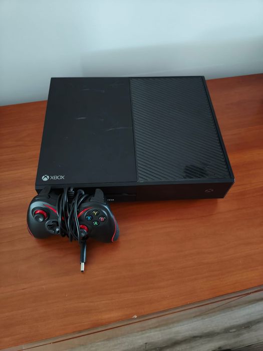 Xbox One com comando e Assassin's Creed Unity