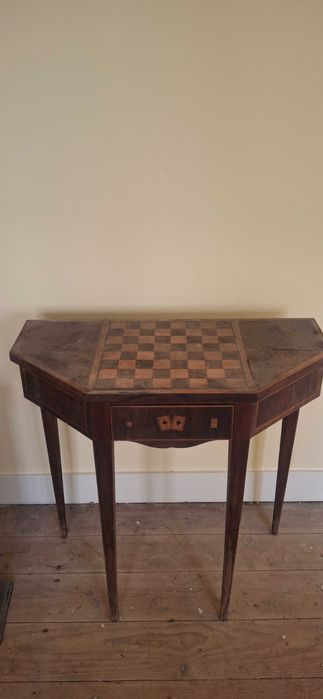 Mesa antiga de jogo
