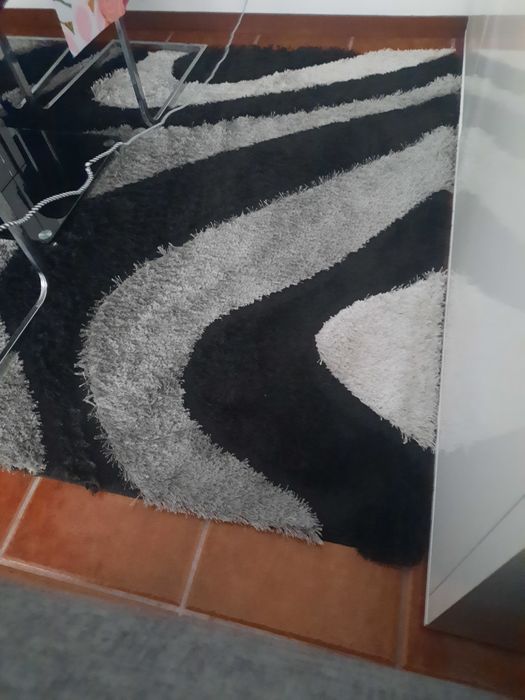 Carpete preta,branca e cinza
