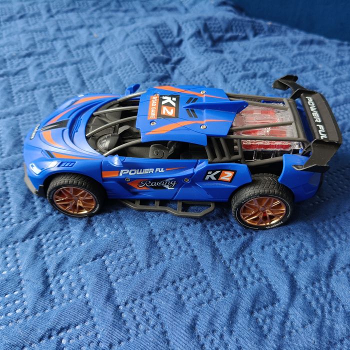 Samochód sportowy z mechanicznym napędem