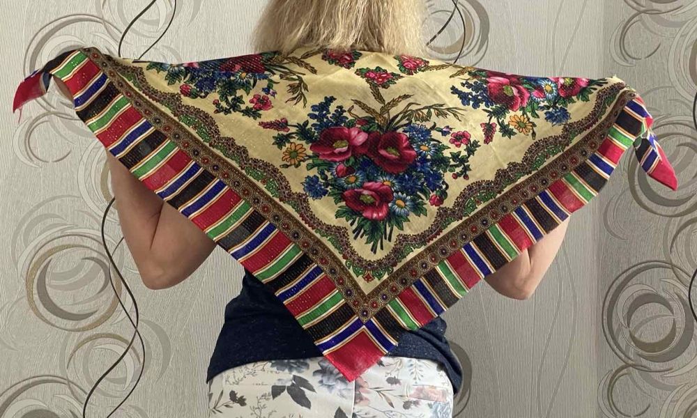 Яркий платок с бахромой хустка с китицями шаль