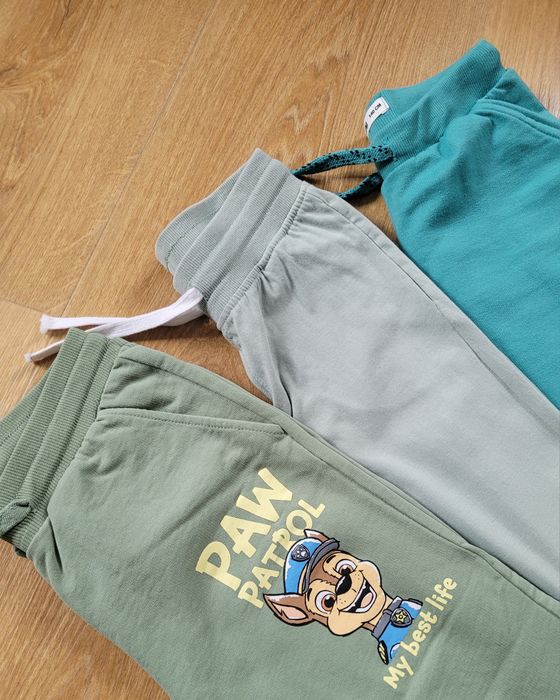 [246] Zestaw 3 par spodni i bluzy w rozm. 134.
