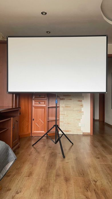 Ekran projekcyjny 203 cm ze statywem i torbą do przenoszenia
