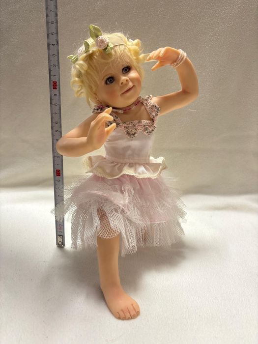 Porcelanowa lalka sygnowana