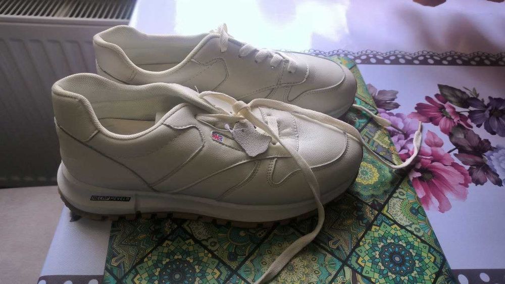 продам кросовки білого коліру