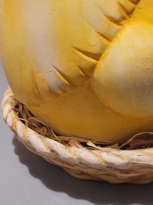 Kura ceramiczna na gnieździe