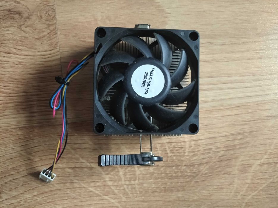 Obudowa +podzespoły (płyta główna, procesor, kości RAM, odtwarzacz CD)