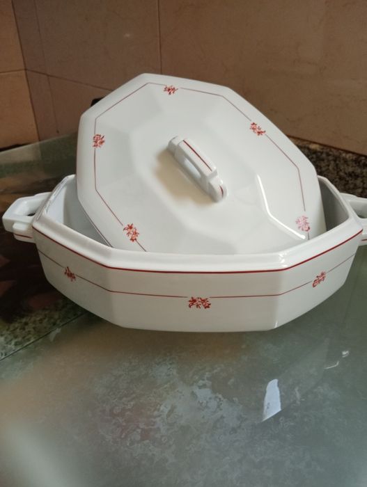 Terrinas e travessa antigos