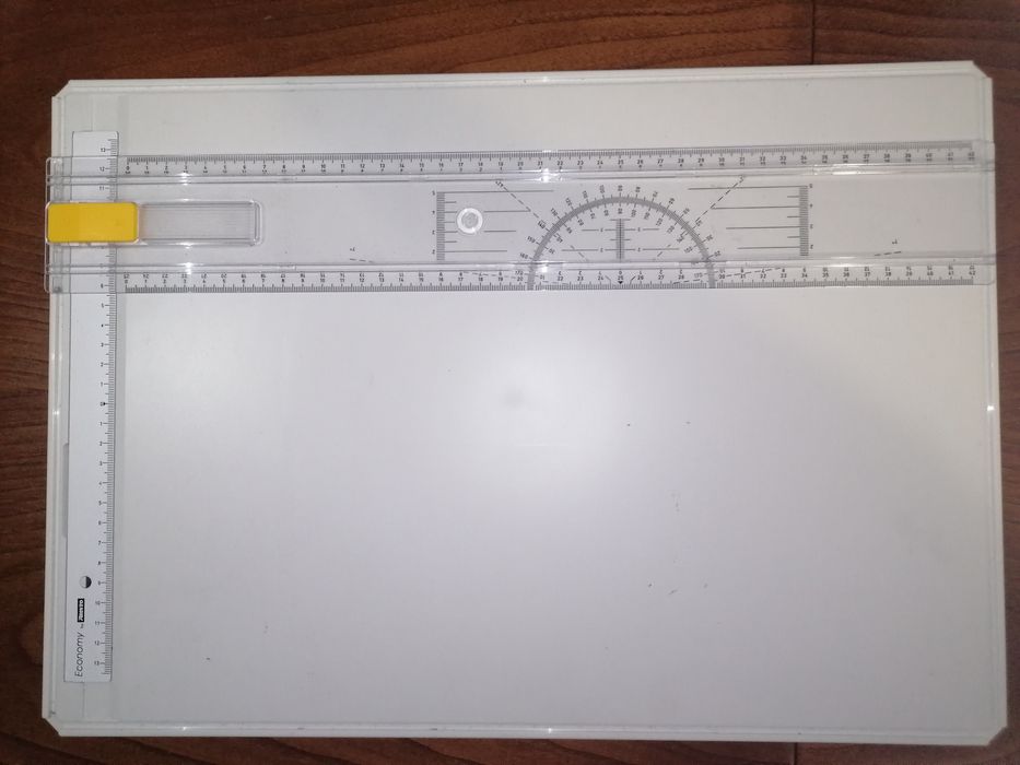 Conjunto prancheta, compasso e livro de desenho