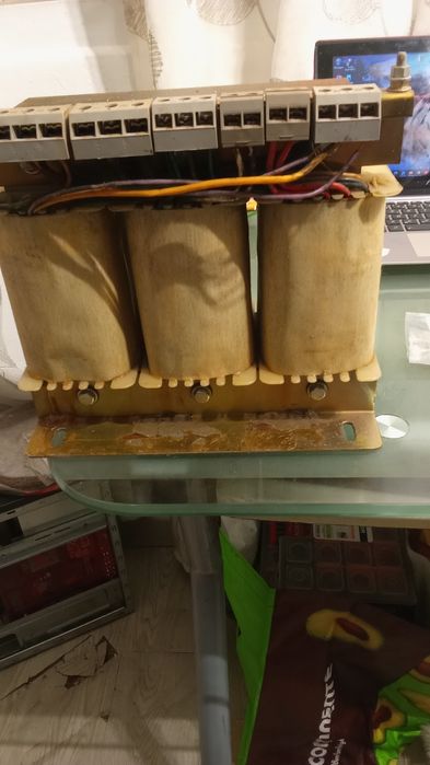 Transf. Trifásico a 380V, 2 saídas trifásicas e 3 mono.