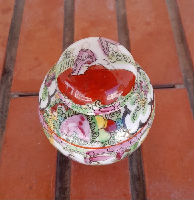 Pote em porcelana Macau