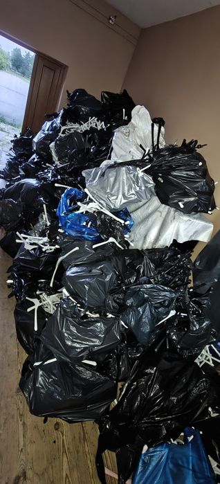 Wieszaki odzieżowe // na odzież // wyposażenie butiku // sklepu odzieżowego
