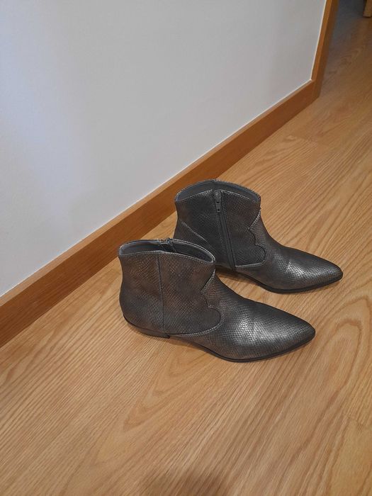 Botins efeito pele de cobra