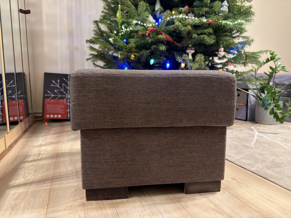 Ładna pufa o kolorze ciemnego grafitu