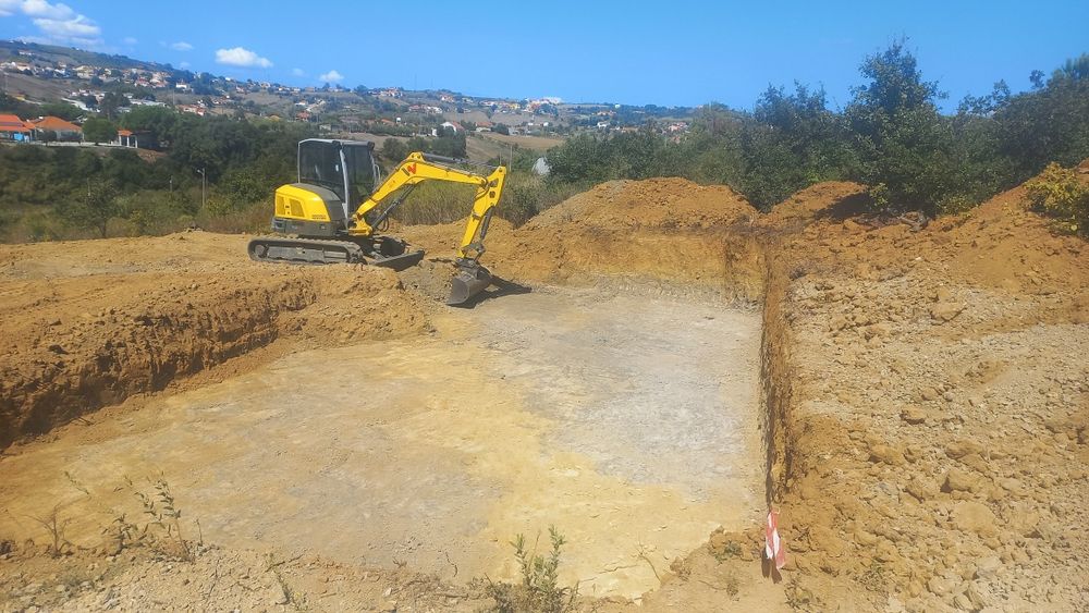 Serviço de escavações  limpeza de terreno
