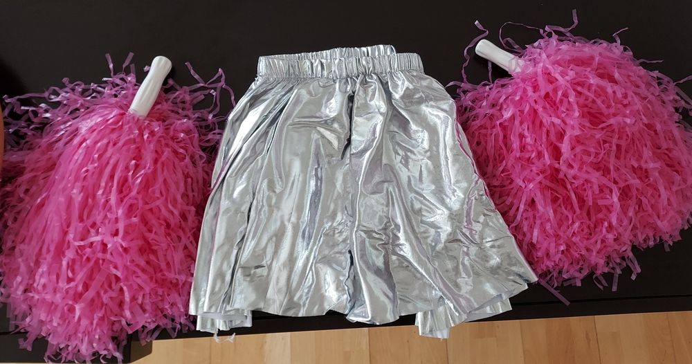 Fantasia de Cheerleader, mini-saia prateada e dois ponpons rosa
