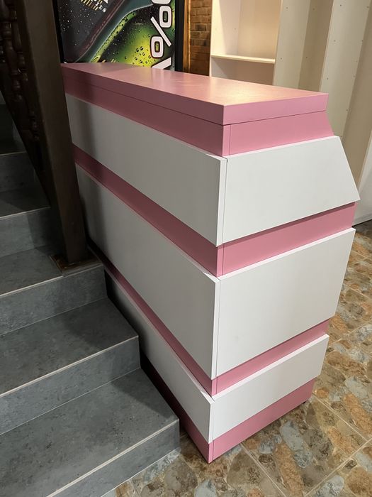 стелаж вітрина рецепція