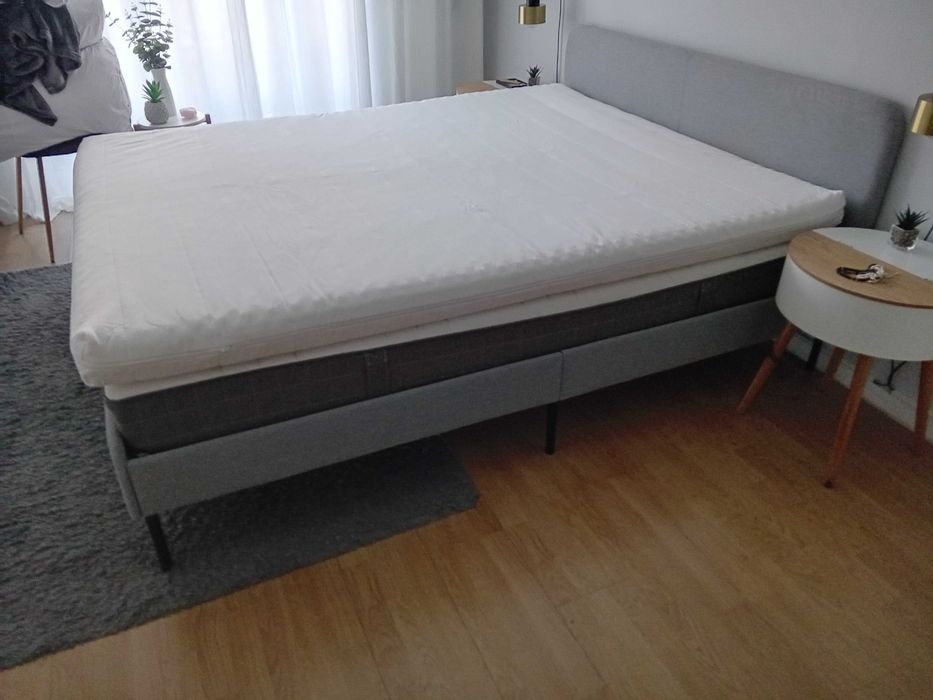Cama estofada + colchão em excelente estado