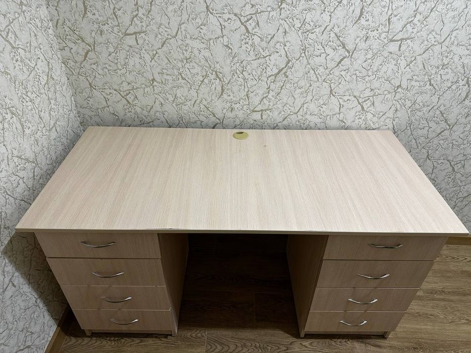 Стол письменный ,компьютерный  бежевый  !