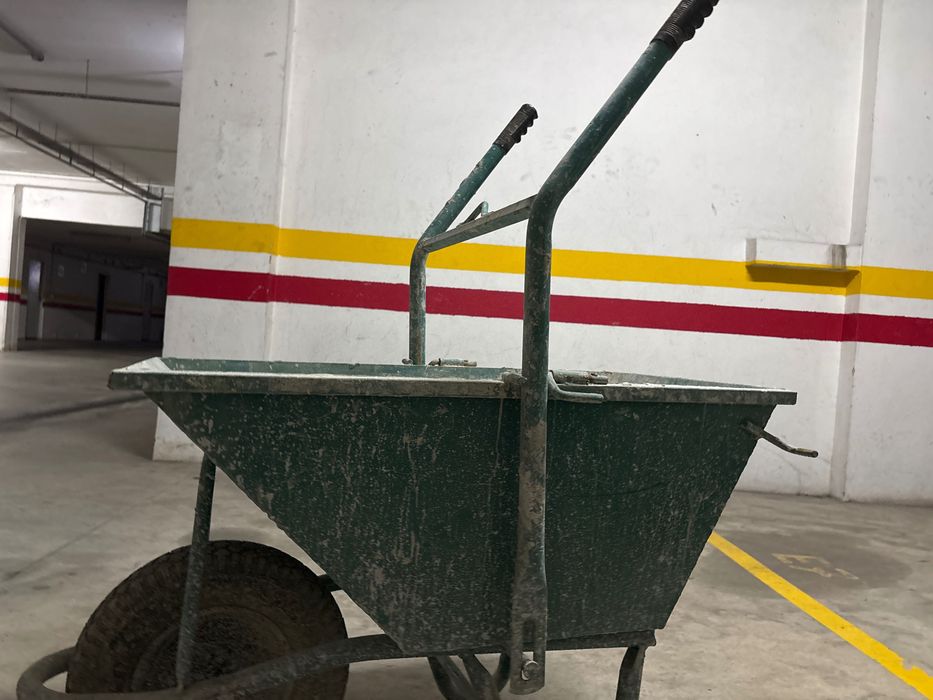 Carinho de mão. Para grua. Ou quinhcho