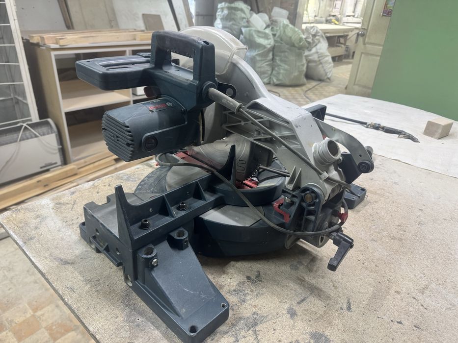 Торцовочная пила Bosch Professional GCM 12.