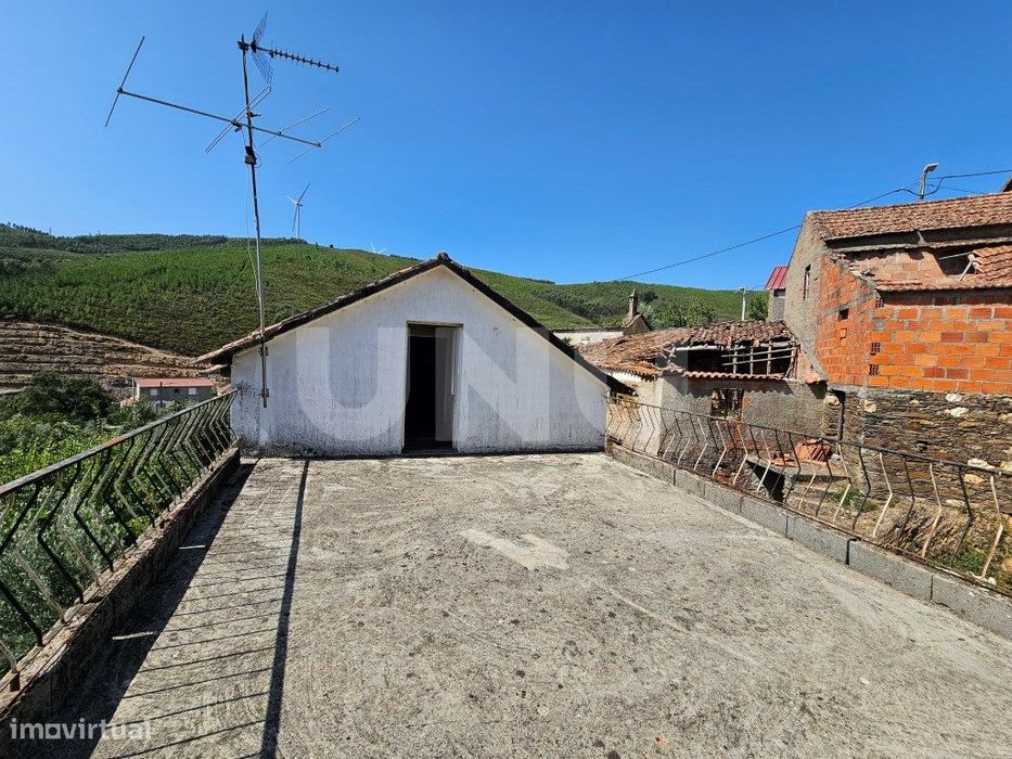 Moradia T3 Térrea com Garagem, Terraço e Logradouro