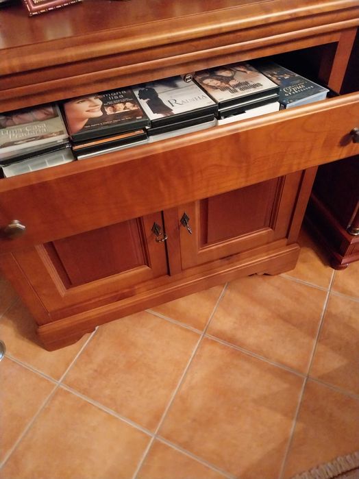 Móvel em madeira de cerejeira