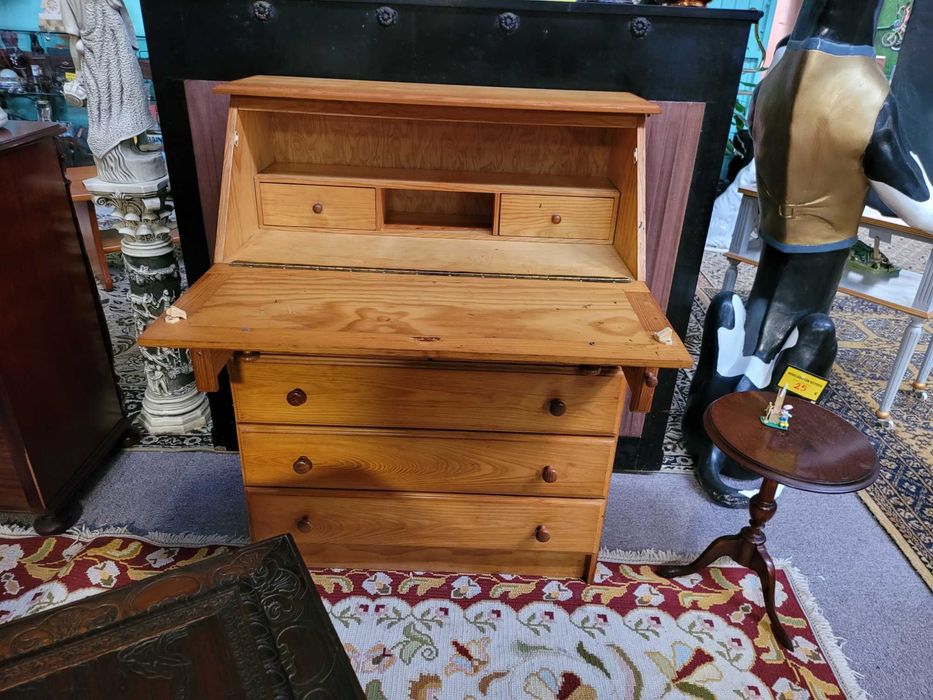 Pine Honey Desk – Good Overall Condition64584266928130123
