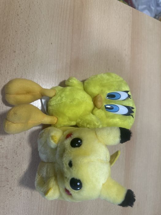 2 peluches piu piu e picachu