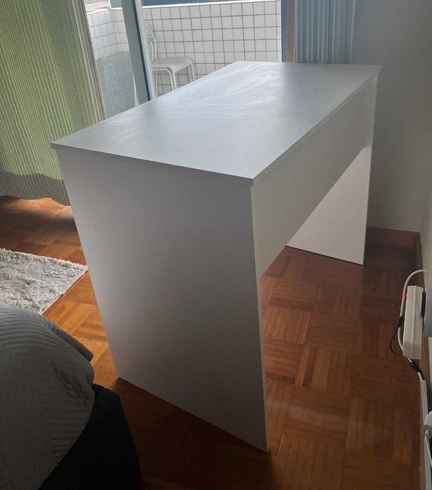 Secretária com mesa de teclado