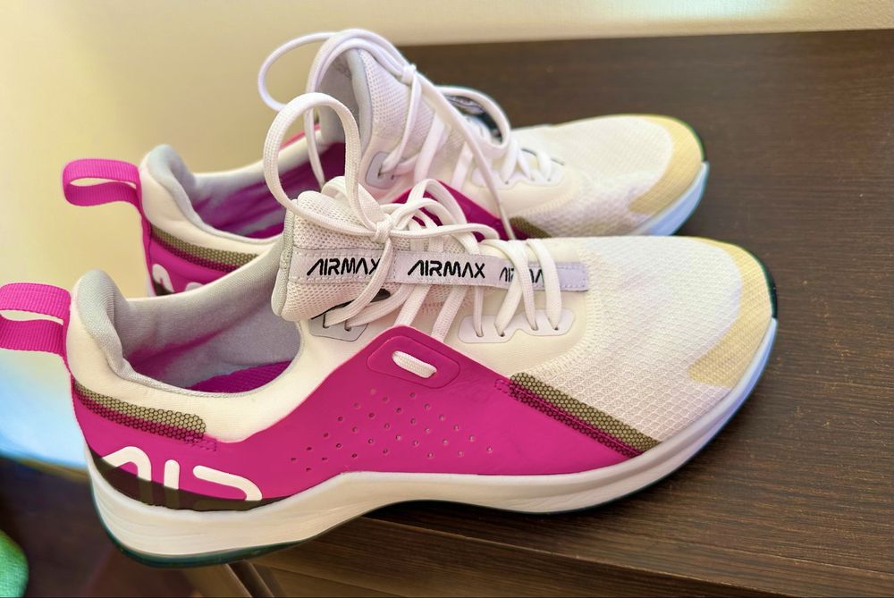Продаю кросовки  Nike Air Max Bella  40.5 26см