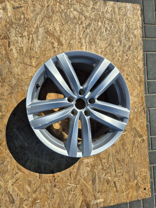Felga aluminiowa Volkswagen Passat B7 3AA601025H 8Jx18 Et44