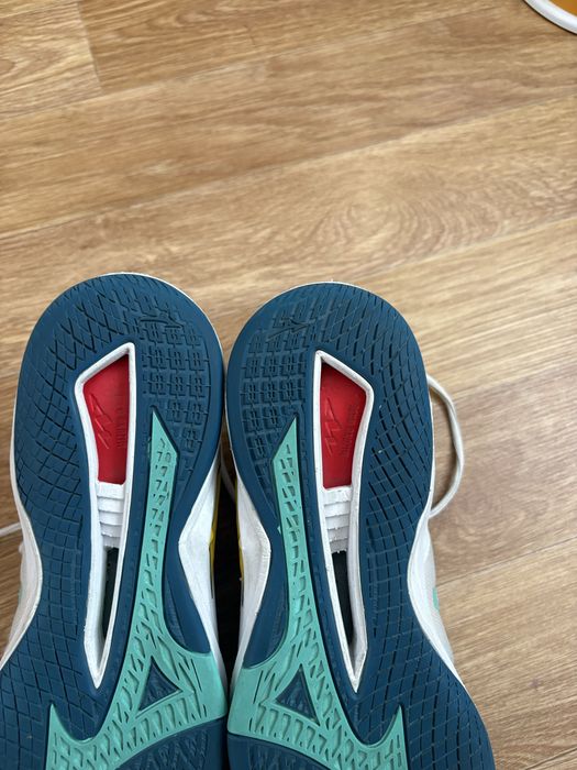 Кросовки мізуно .