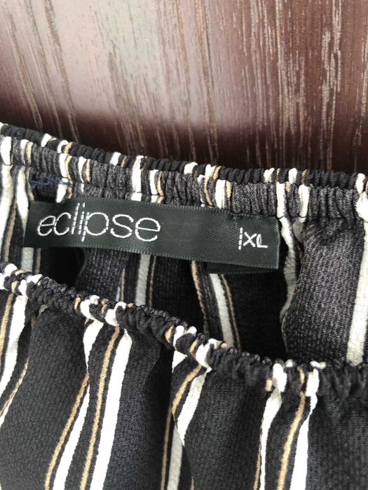 Macacão sem alças preto com riscas brancas e bege