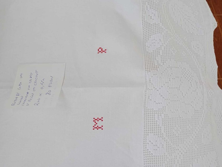 Rodapé cama em linho. Entremeio em crivo e bicos em crochet.