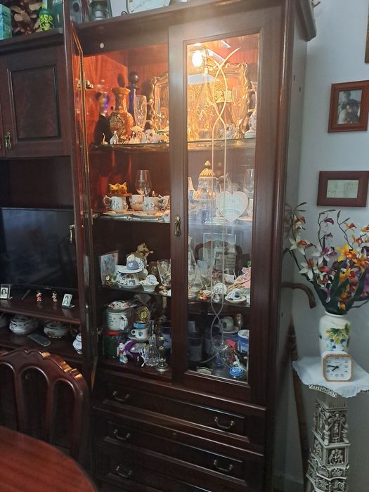 Mobília de sala, louceiro e cómoda
