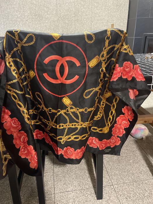 Lenco em seda Chanel