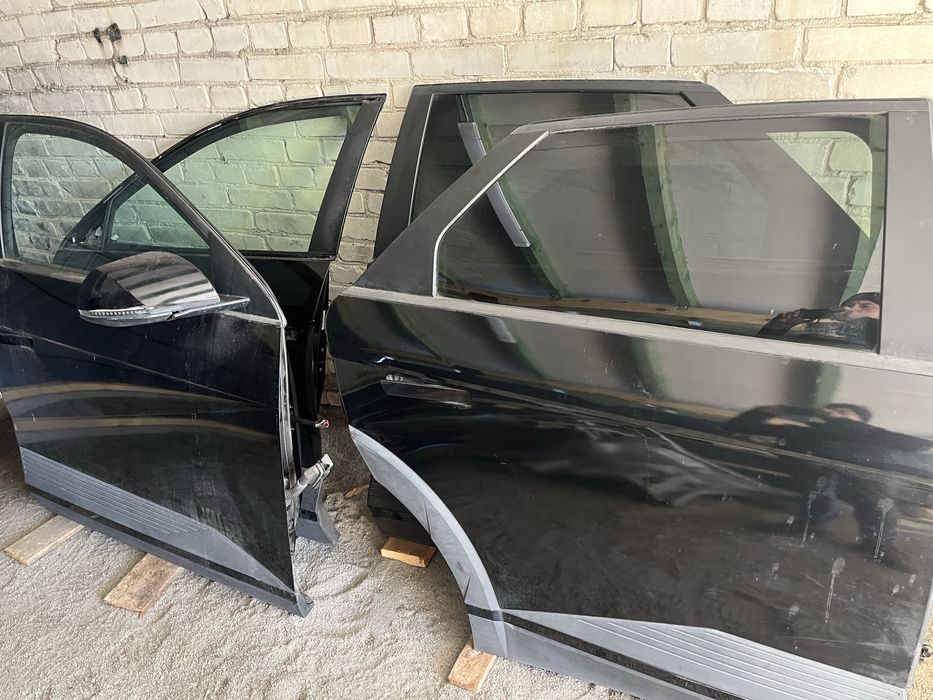 Двері ioniq 5  колір mzh