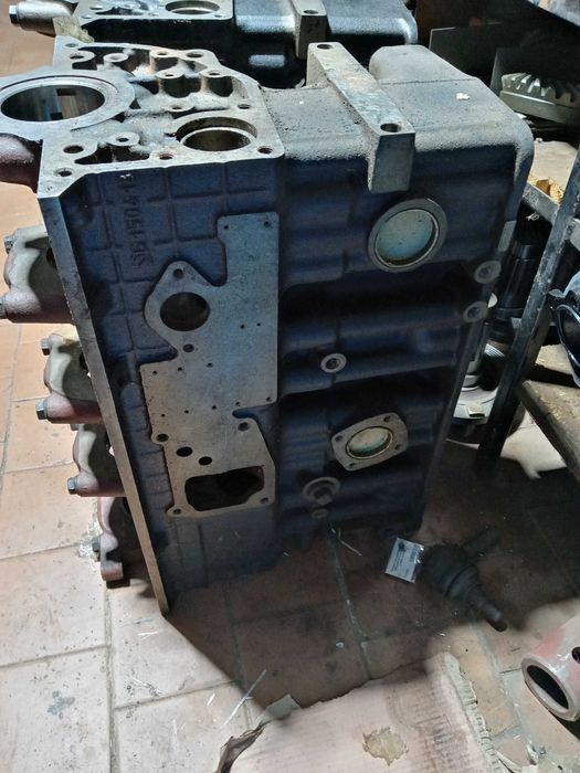 Блок двигуна Д-240, Д-243, Д-245 (3 втулки розподільчого валу)