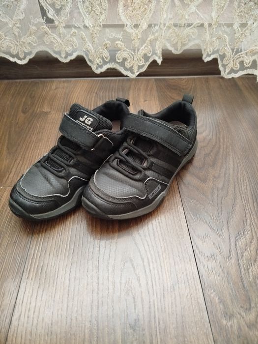 Кросівки на хлопчика.