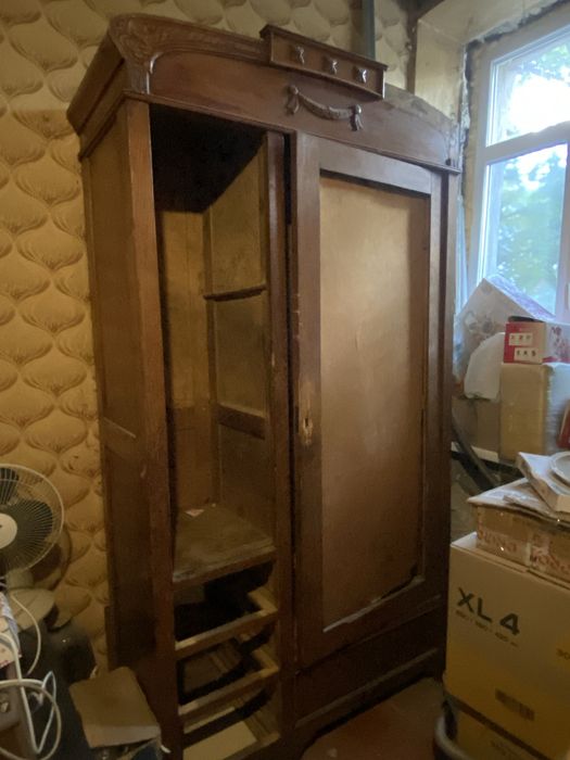 Старинный шкаф дерево